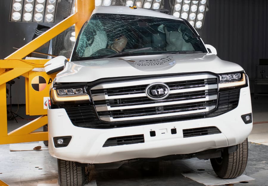 Краш тест Тойота Ленд Крузер 300 купити запчастини в Україні ціна