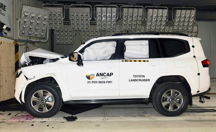 Оцінка краштесту Toyota Land Cruiser 300 купити аксесуари в Україні ціна