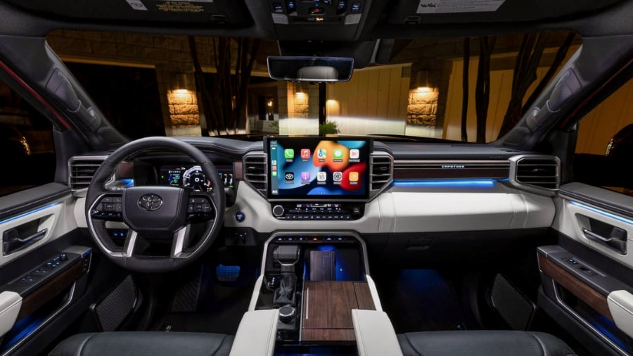 Интерьер Тойота Секвоя 2023 года