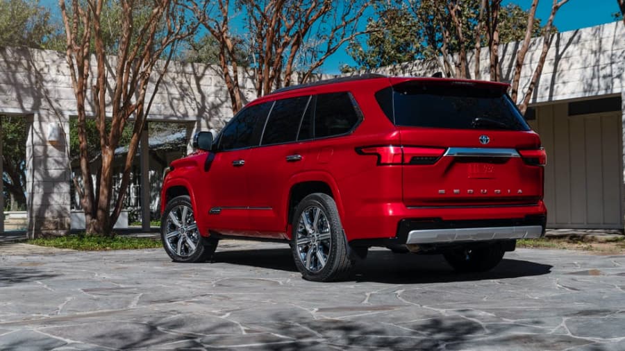 Вид сзади на новый внедорожник Toyota 2022 запчасти и тюнинг для джипов
