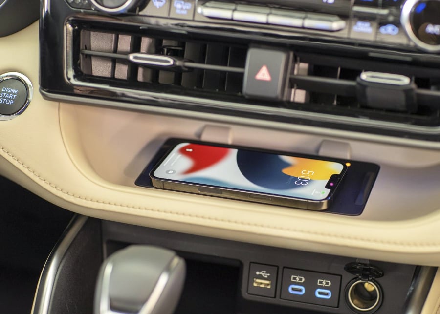 Новая удобная площадка для беспроводной зарядки в Highlander 2023 Новая удобная площадка для беспроводной зарядки в Highlander 2023 купить аксессуары бокс на крышу для кроссовера цена с доставкой Украина