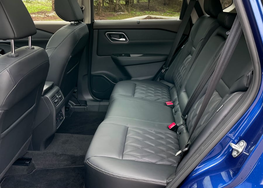 Место на заднем ряду 5-местной версии Nissan X-Trail 2023 купить аксессуары в Украине оригинал опции Киев