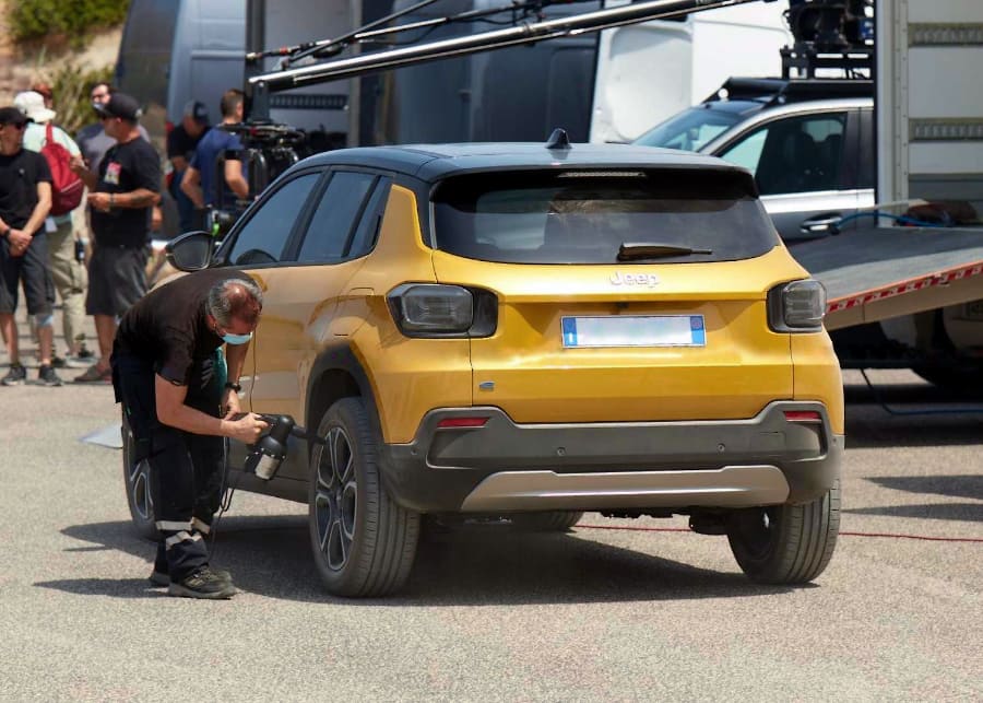 Вид сзади на электрический кроссовер Jeep аксессуары для авто Украина тюнинг Киев цена