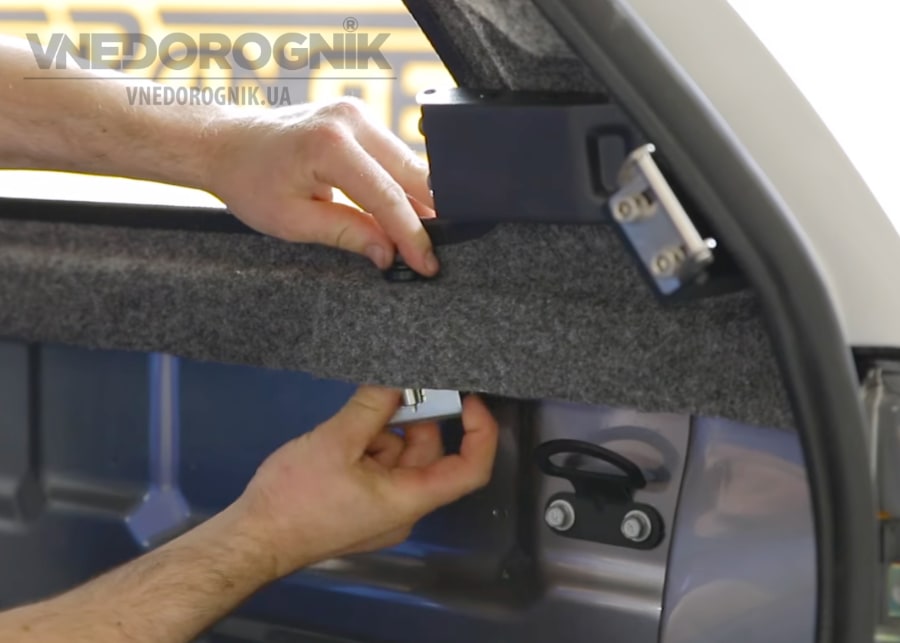 Установите зажимы кунга