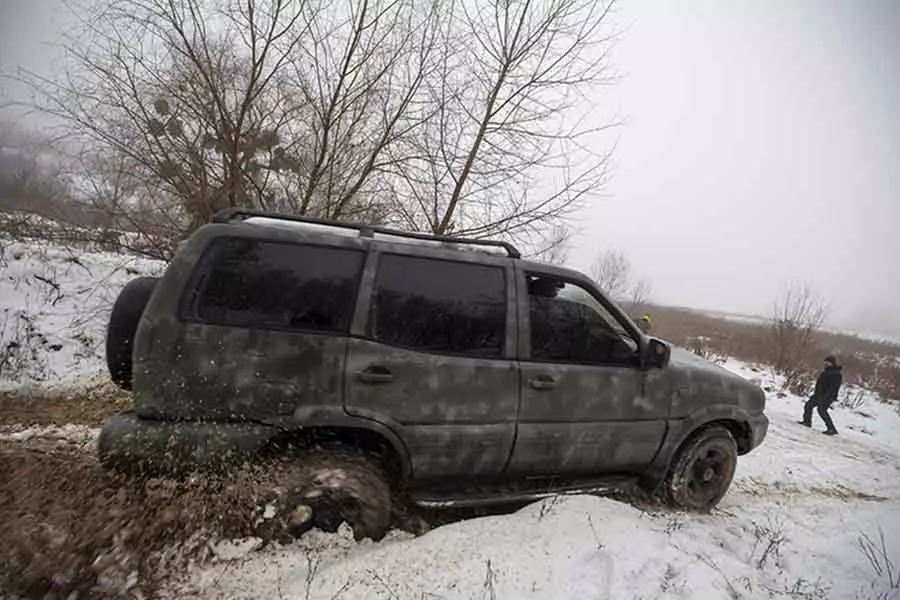 Позашляховик виїжджає з болота купити лебідку на позашляховик