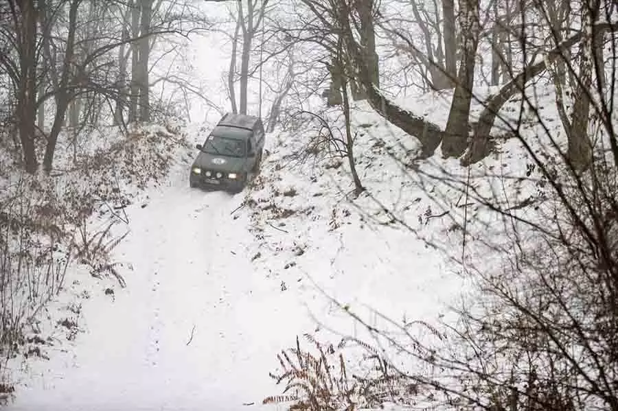 Спуск позашляховика по засніженій дорозі лебідка на позашляховик