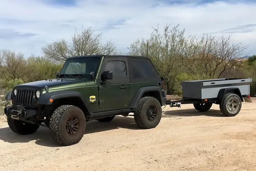 Внедорожник буксирует прицеп Как буксировать прицеп на лифтованной подвеске