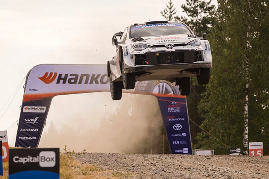 Калле Рованпера и его штурман Йонне Халттунен в своем Toyota GR Yaris Rally1 пролетают над финишной чертой Ралли Финляндии 2025