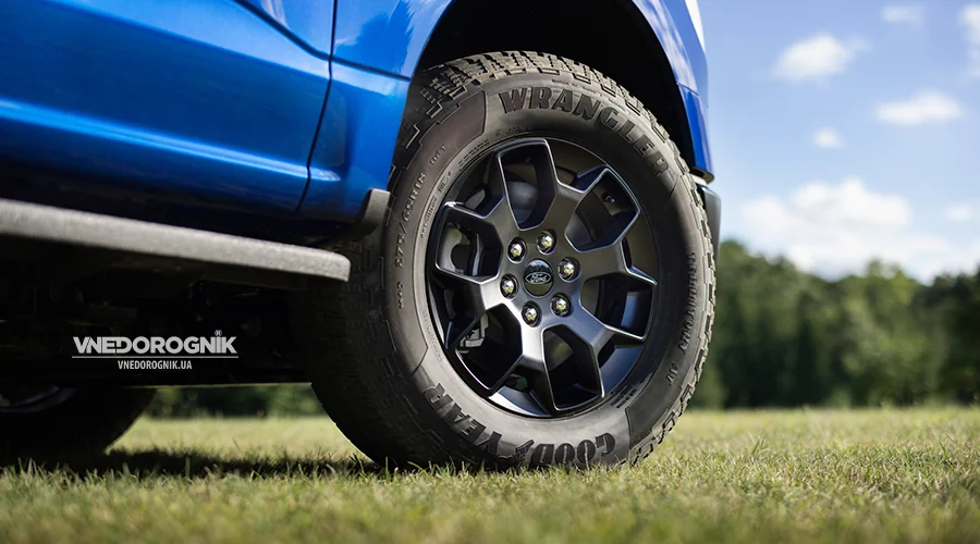 Зблизька нове 18-дюймове колесо F-150 Lightning STX, що підкреслює позашляховий дизайн.