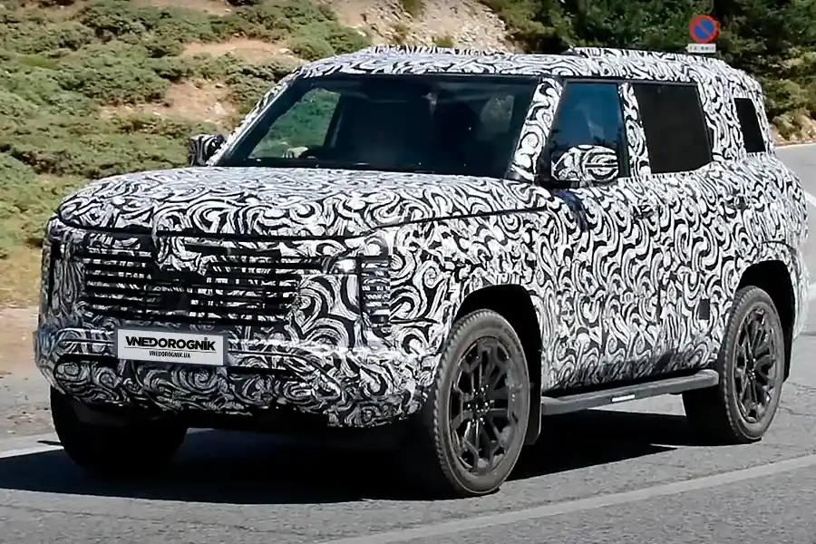 Test prototype of the new Mitsubishi Pajero 2026 in camouflage. Spy photo of the next-generation Mitsubishi Pajero during road tests, covered in camouflage wrap.