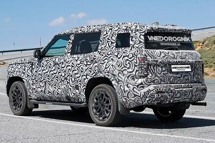 The new Mitsubishi Pajero 2026 undergoing road tests. Spy photo of the Mitsubishi Pajero test prototype during chassis and hybrid engine trials.