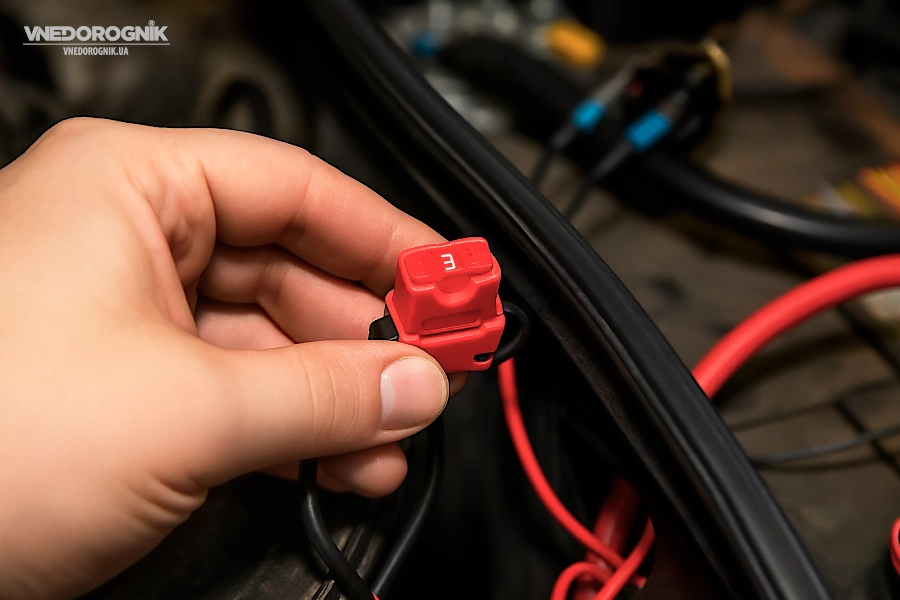 In-line fuse holder with ring terminals for connection to the battery.