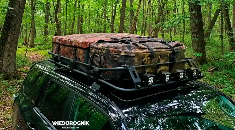 Пікап з експедиційним багажником для перевезення вантажу.