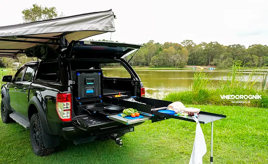 Висувні шухляди та модульні системи для впорядкування спорядження в кузові пікапа.