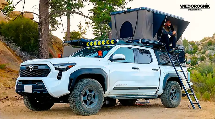 Пікапі з базовим кемпом у горах. Атмосфера автономних мандрівок, які надихає формат overlanding.