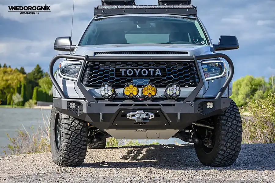 Пікап із силовим бампером, створеним для складних маршрутів і установки лебідки.