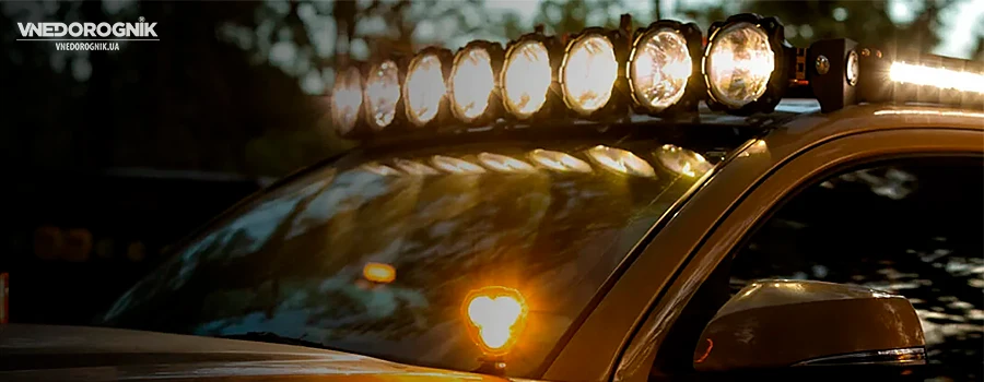 LED-панелі та робочі фари, які покращують видимість у темний час.