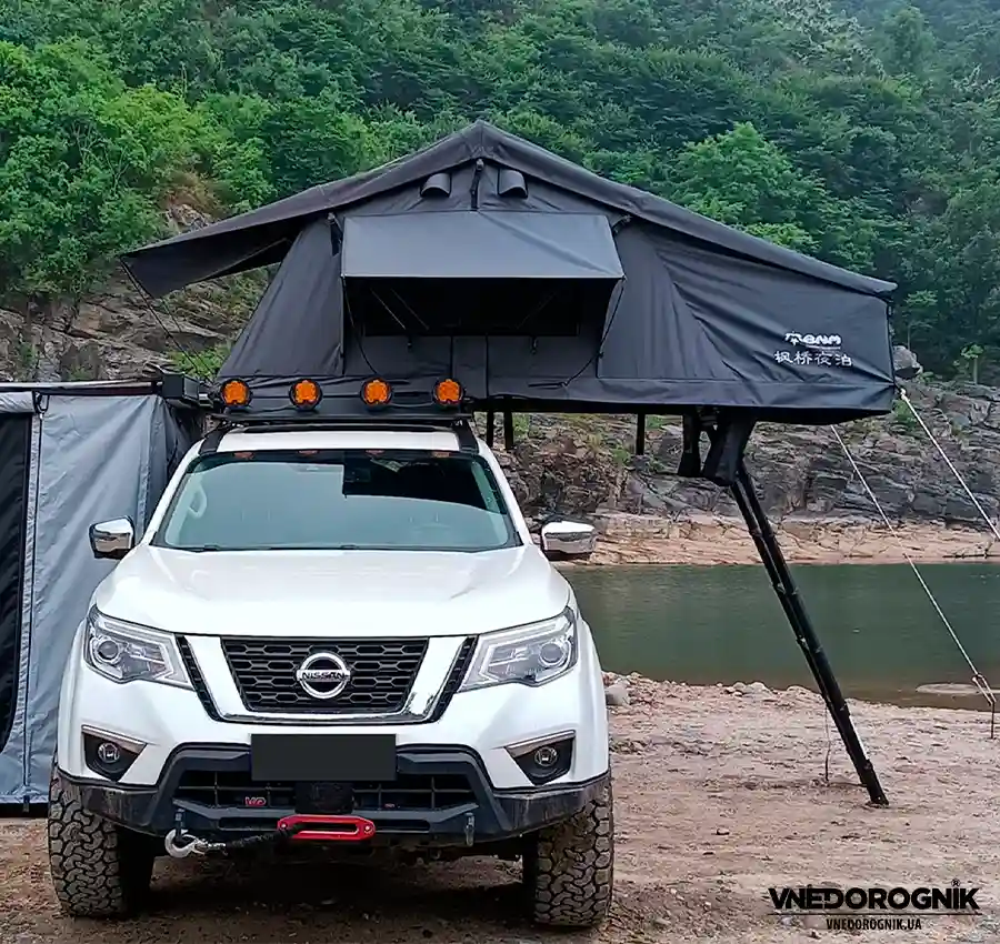 Розкладений намет на даху пікапа під час подорожей Україною.