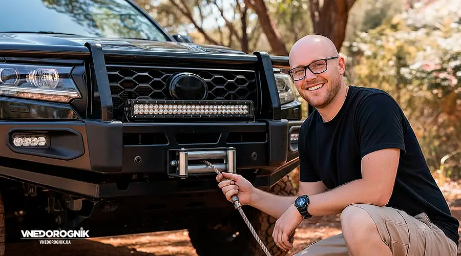 Пікап із встановленою лебідкою, готовий до складних ділянок маршруту.