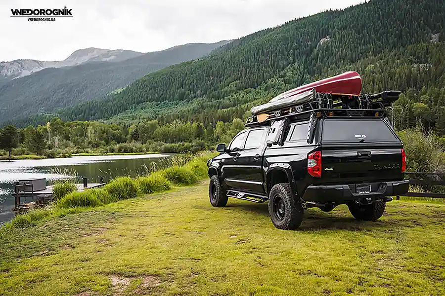 Алюмінієвий кунг на пікапі, що захищає вантаж та створює простір для експедиційного спорядження.