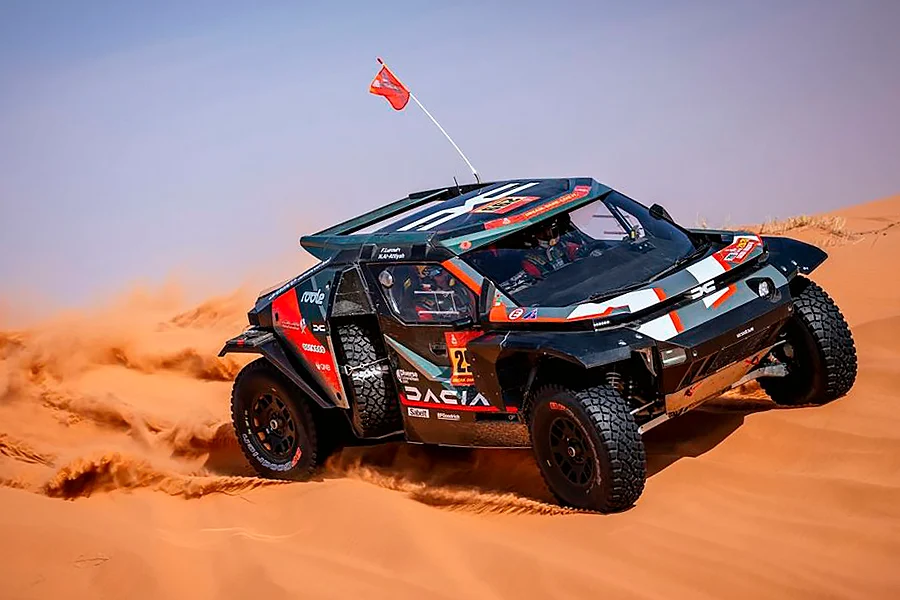 Екстремальна дакар гонка довжиною 8000 км крізь піски «Золотого моря», що випробовує на міцність пілотів та їхню техніку.