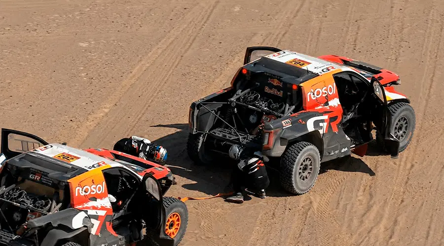 Професійний такелаж та динамічні троси для оффроуду Буксирування Toyota Хенка Латегана напарником Тобі Прайсом після того, як у авто закінчилося пальне за 10 км до фінішу 10-го етапу.