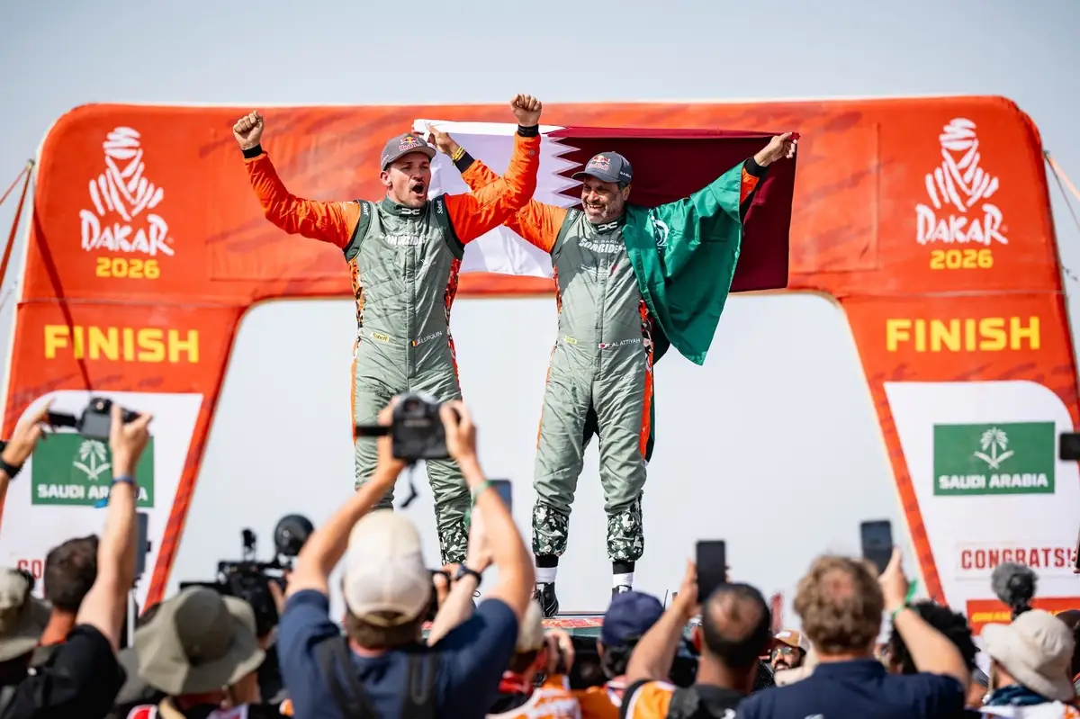Тріумфатори ралі Дакар 2026: Нассер Аль-Аттія та Лусіано Бенавідес. Чемпіони Дакару-2026: Нассер Аль-Аттія (Dacia) здобуває свій шостий титул, а Лусіано Бенавідес (KTM) вириває перемогу в мотозаліку з історичним розривом у 2 секунди,.