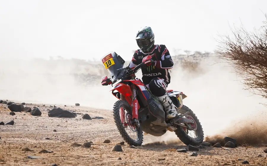 Пілот Honda Скайлер Гаус долає спецділянку Ралі Дакар. Гонщик Monster Energy Honda Скайлер Гаус у пісках Саудівської Аравії: автор першої перемоги на 11-му етапі та унікального ремонту колеса термобілизною
