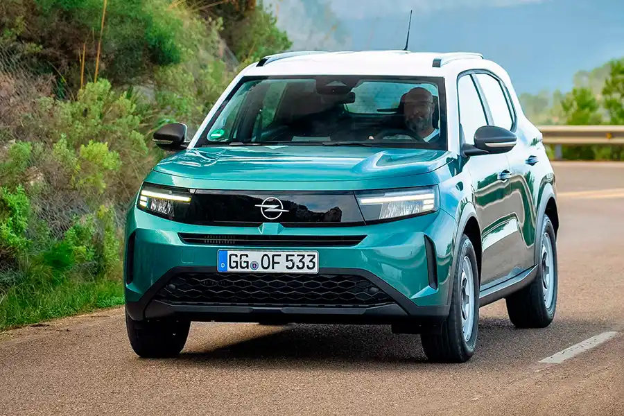 Передняя часть кроссовера Opel Frontera 2026 года в фирменном стиле Opel Vizor на дороге