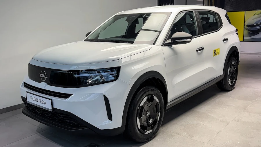 Top-tier Opel Frontera 2026 with alloy wheels and two-tone body