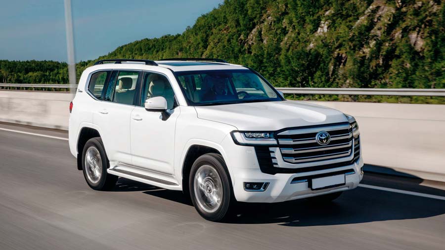 Toyota 300 на дороге в движении - обзор автомобиля