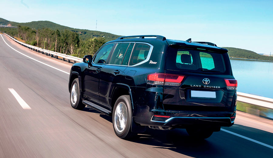 Вид нового Toyota LC 300 в движении обзор