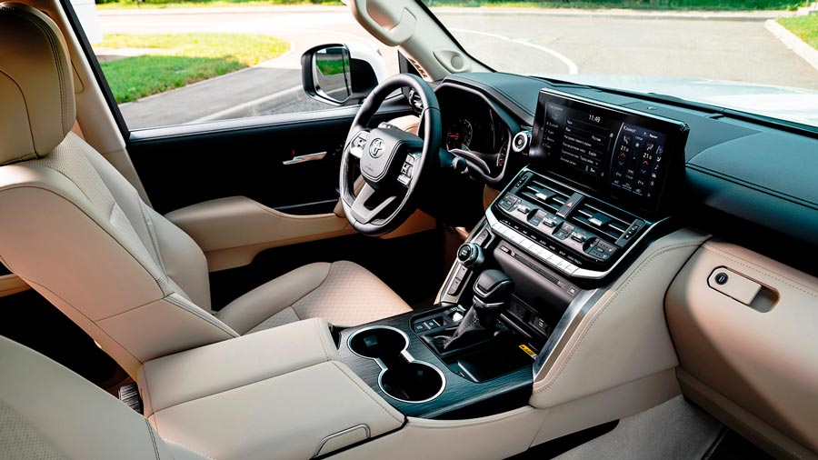 Интерьер Land Cruiser 300 Anniversary 70th обзор внедорожника