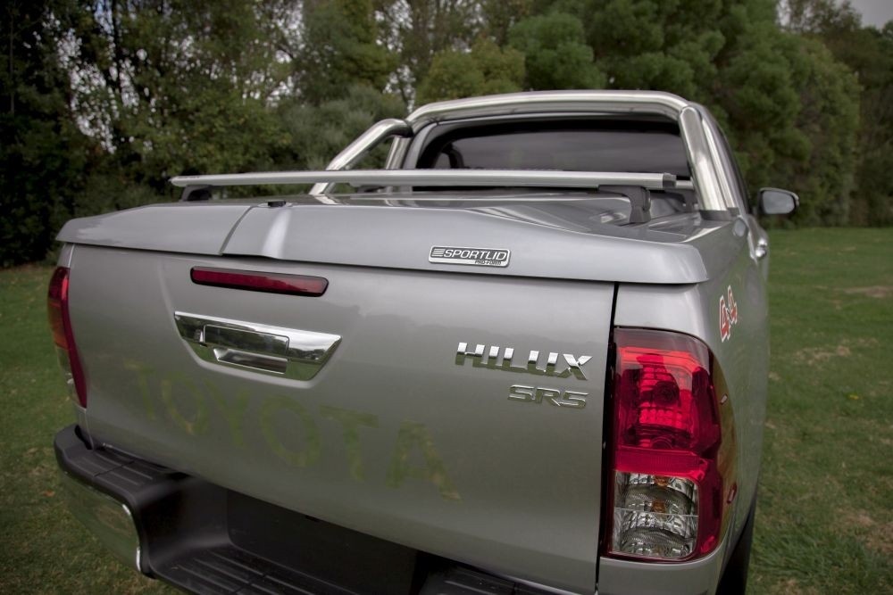 Кришка багажного відсіку PROFORM Tango без дуг (чорна, гладка) TOYOTA HILUX 15+ SLVS09