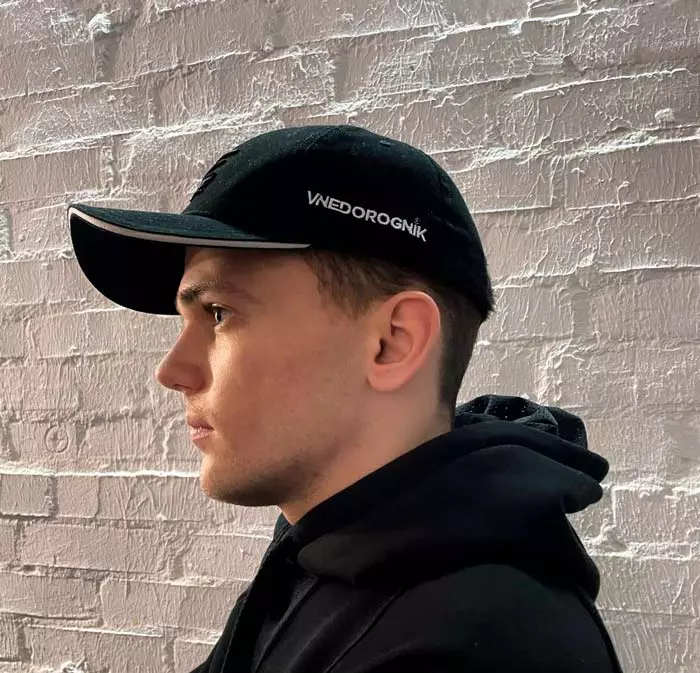 Vnedorognik man's cap is black