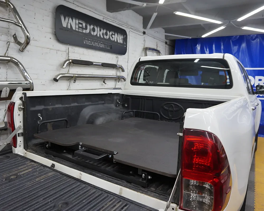 The sliding pallander's pallander in the body of Toyota Hilux