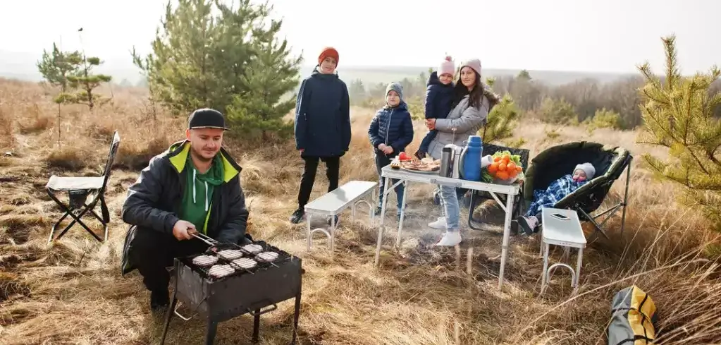Сімейний кемпінг на природі
