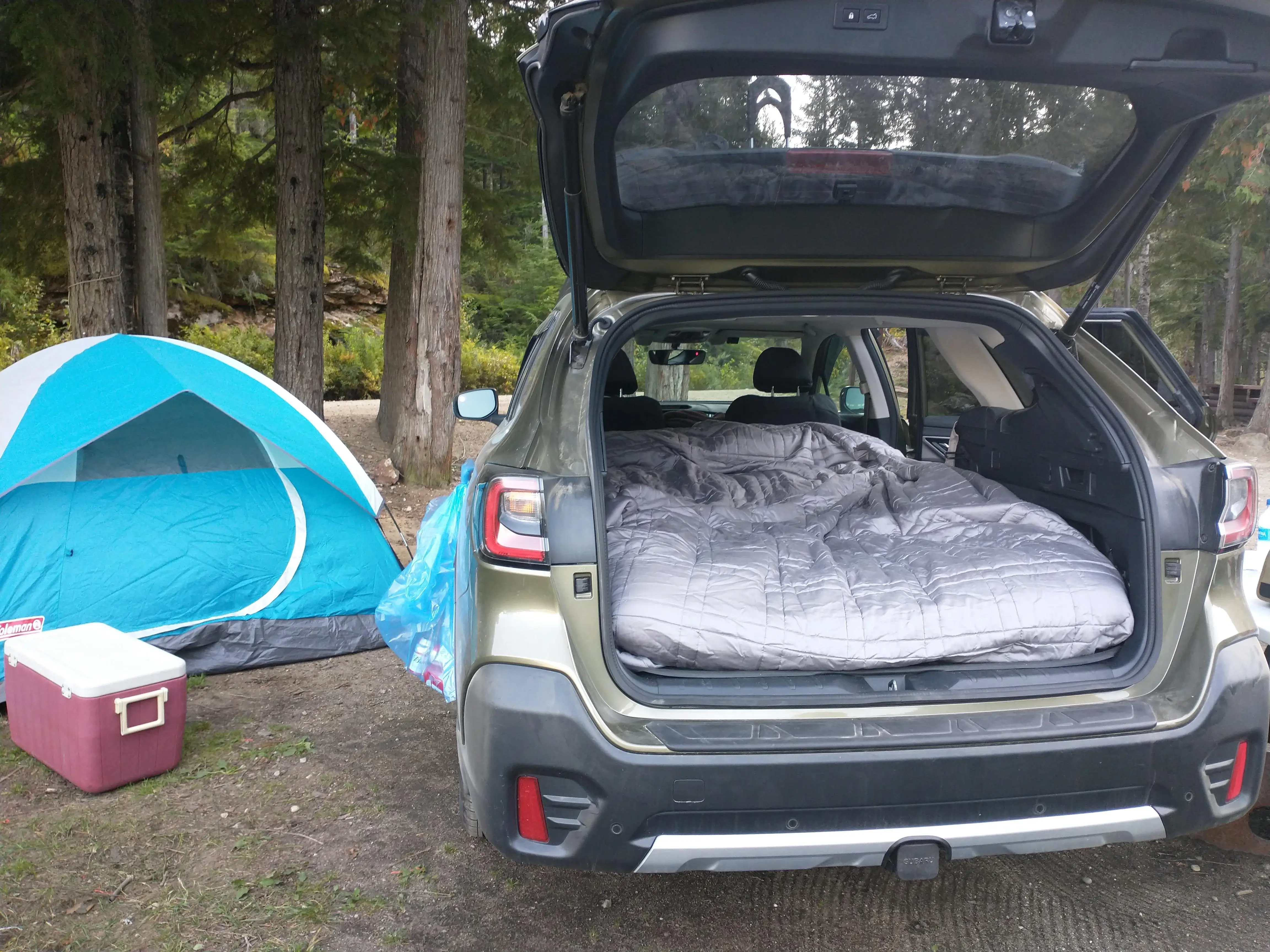 спальне місце в багажнику авто