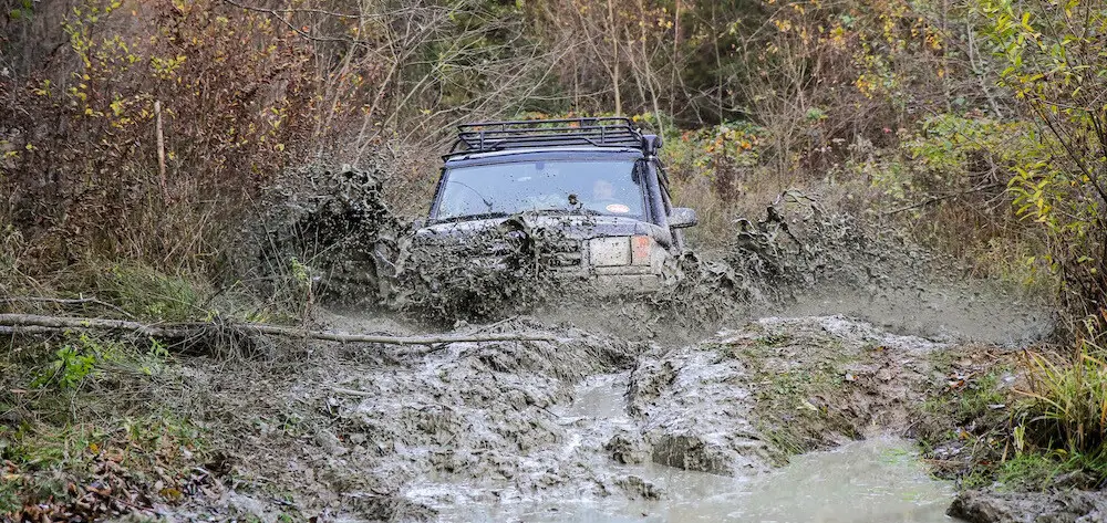 позашляховик в болоті