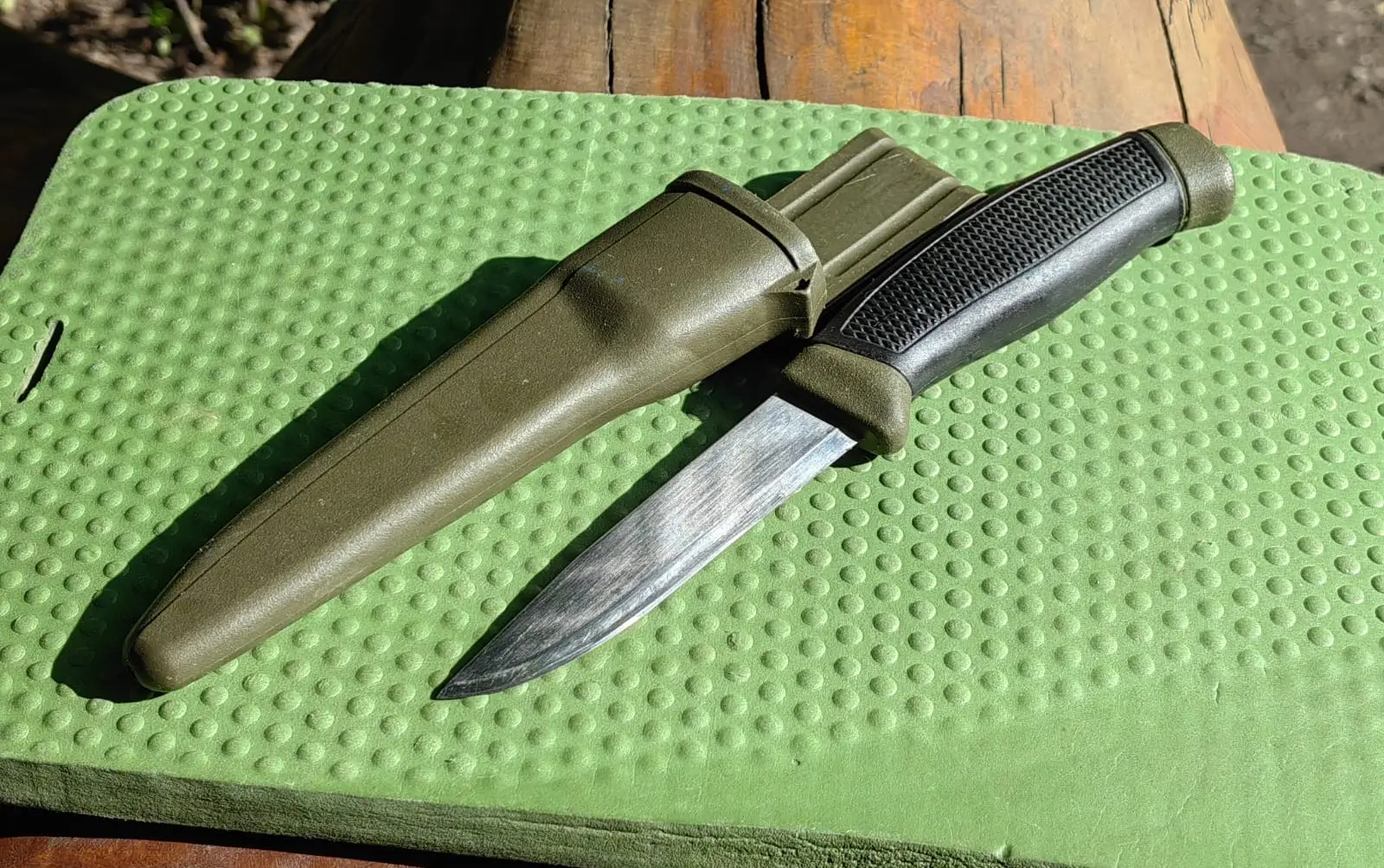 туристичний ніж з ножнами